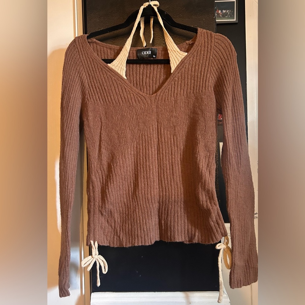 Cider Brown Ribbed Top with Cream Halter. Curve Plus - Picture 2 of 3